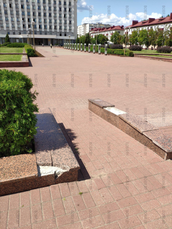 Мраморные элементы декора площади Ленина сломаны уже больше года.
