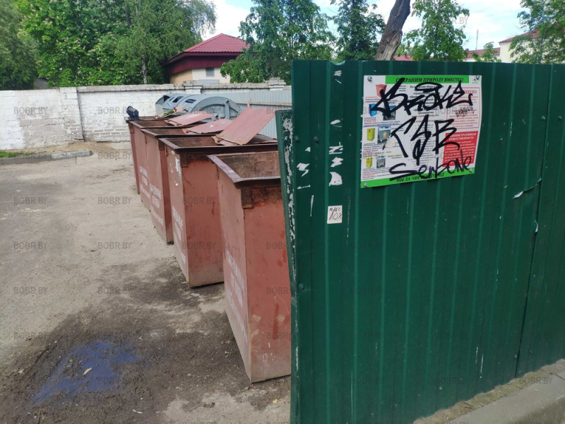 Очень приятно видеть, что жэу размещает информацию о пользовании мусорным контейнером на нескольких языках. Это табличка исписанная граффити уже висит здесь больше года.