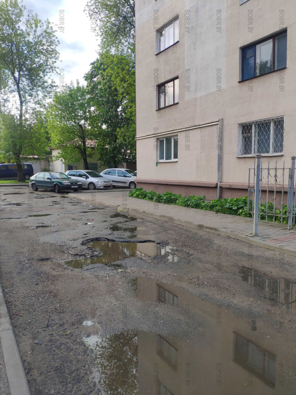 Очень красивая яма на расстоянии 50 м от площади Ленина Бобруйска.