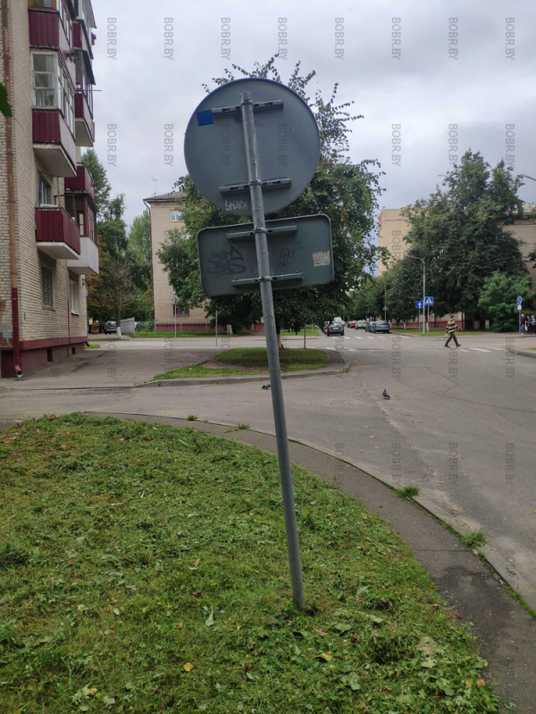 А есть в Бобруйске человек, отвечающий за прямоту установки дорожных знаков?