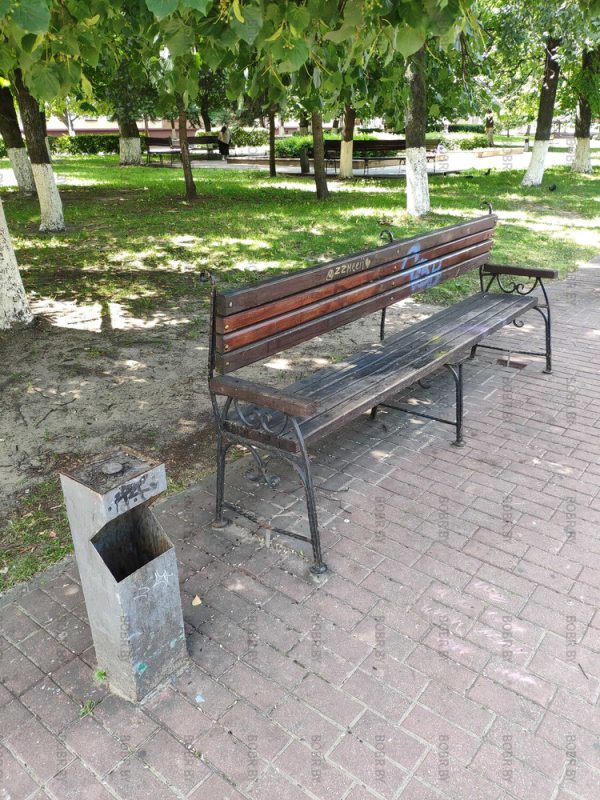 Очень красивая и очень чистая скамейка с прилегающей территории, Так и хочется сесть на эту лавочку и посидеть на площади Ленина.