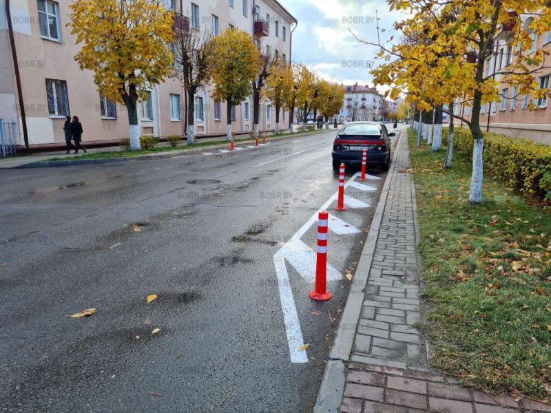 Неужели в Бобруйске начали бороться с неправильной парковкой автомобилей установкой защитных столбиков?