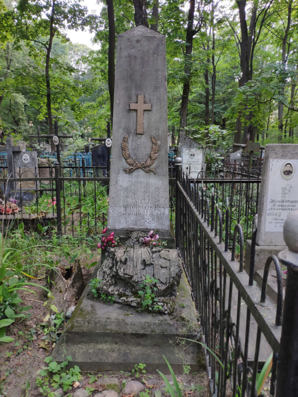 Старинные надгробия с надписью на польском языке на кладбище на улице минская