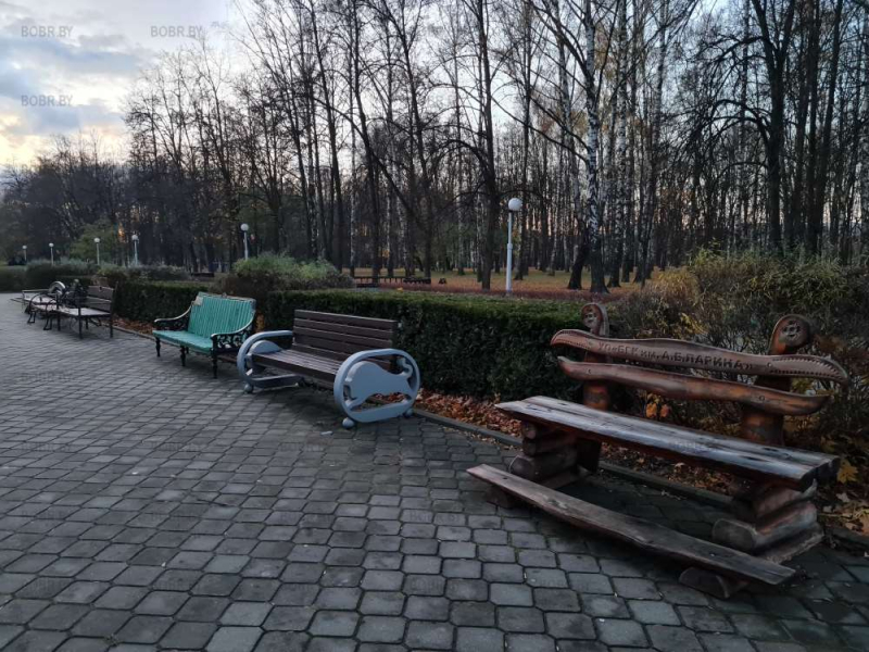 Аллея безвкусицы в городском парке, где установленл множество разнообразных скамеек на маленьком участке...