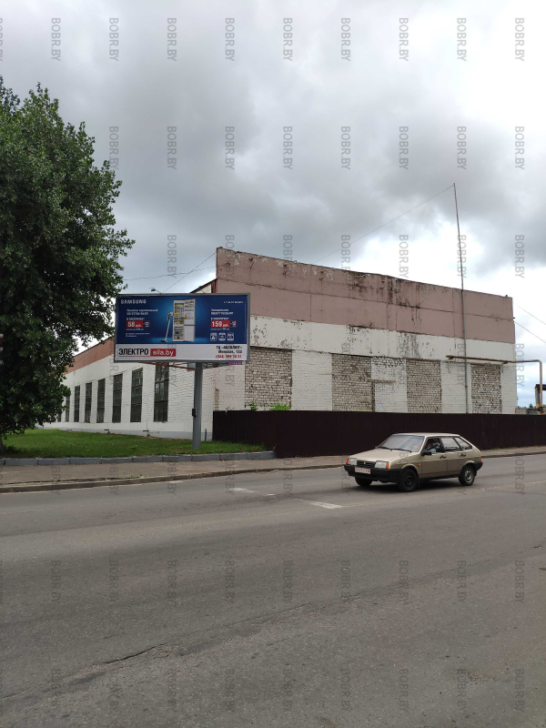 А когда-то БОБРУЙСК был красивым и промышленным! А теперь заброшенный цех завода и уродливая стена с видом на перекрёсток улицы Минской и и Орджоникидзе. Ломать не строить!