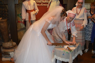 Приехав на свадьбу раньше на час. Свадьба в музее. Свадебные традиции в Беларуси. Музей свадебных обрядов. Белорусская свадьба обряды.