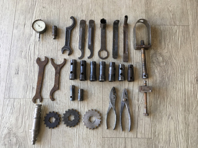 Набор ключей для ремонта мотоцикла