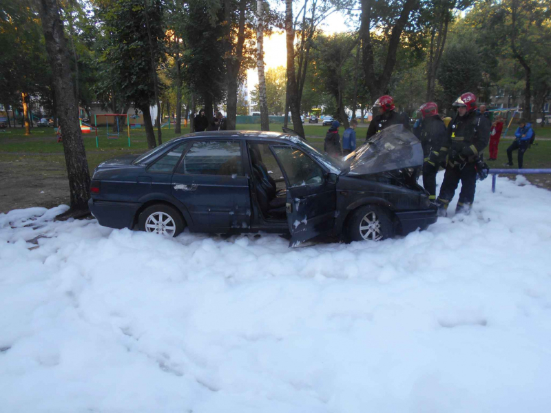 Спасатели на Гагарина тушили автомобиль