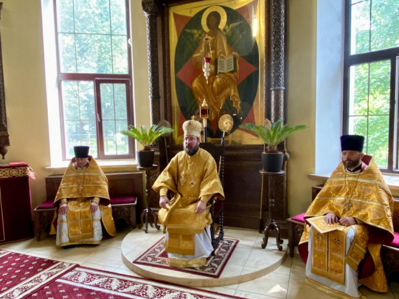 Епископ Серафим совершил Божественную литургию в Никольском кафедральном соборе