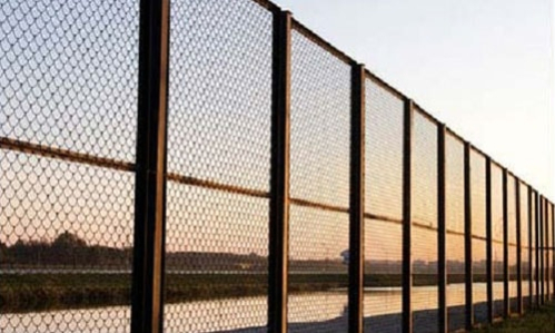 Забор из стальной сетки: преимущества, недостатки и особенности установки