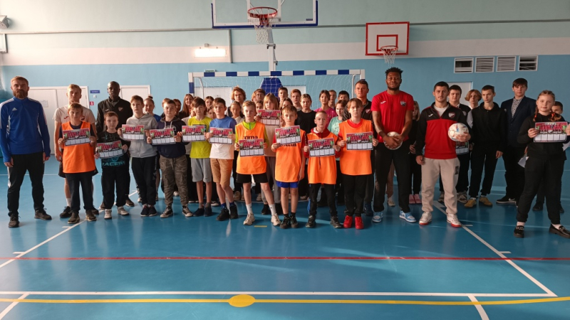 Футболисты Белшины провели футбольный мастер класс в школе №35