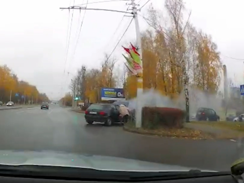 Бобруйские охрановцы потушили дымящийся автомобиль