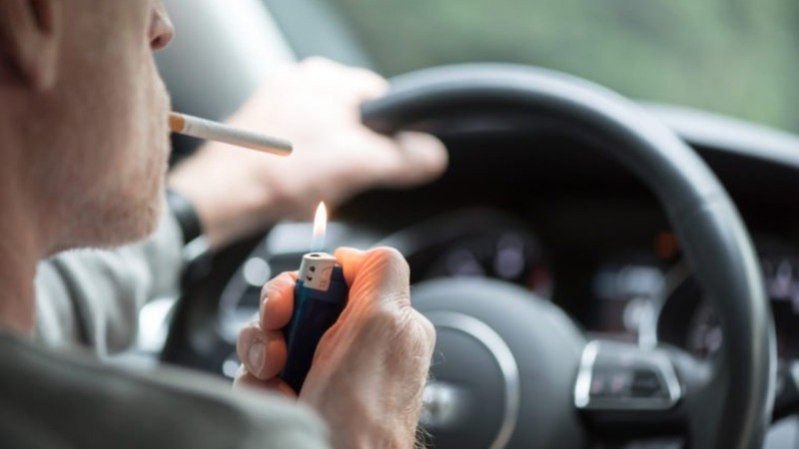 Ученые назвали последствия, связанные с курением в автомобилях