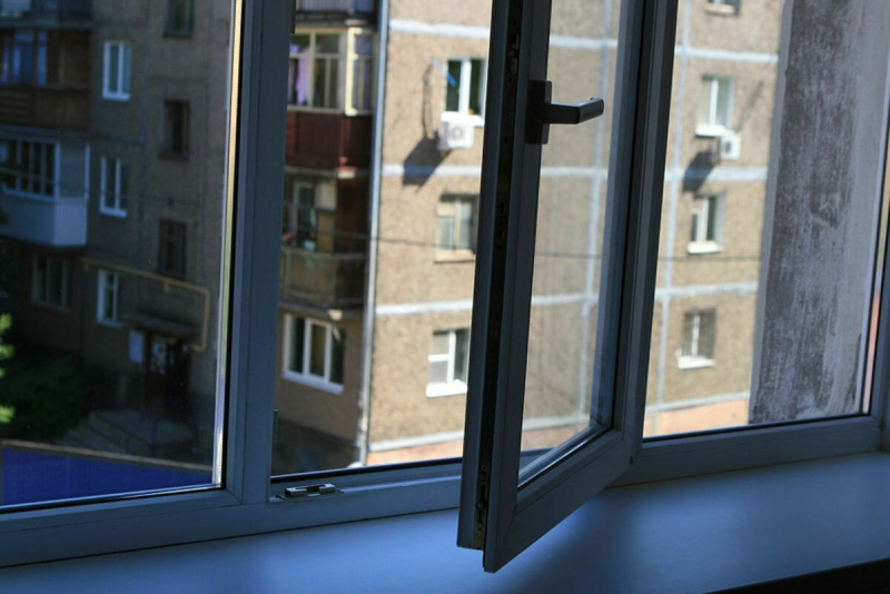 В Гродно девушка делала селфи и выпала из окна 9-го этажа