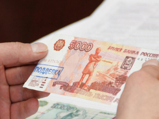 В Бобруйске двое парней на рынке разменяли фальшивые деньги