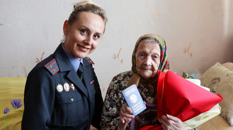 Правоохранители поздравили бобруйчанку со 100-летием и вручили новый паспорт