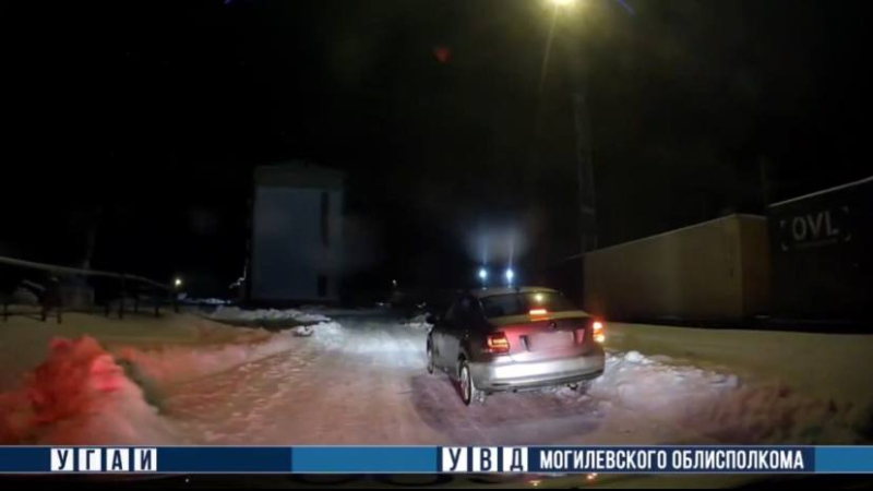 Нетрезвый бобруйчанин угнал машину и застрял в снегу