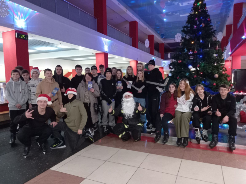 Безопасность на коньках или как Пожарный Дед Мороз посетил «Бобруйск-арену»