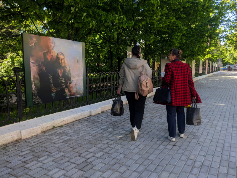 Фотофакт: художественная выставка под открытым небом в Бобруйске