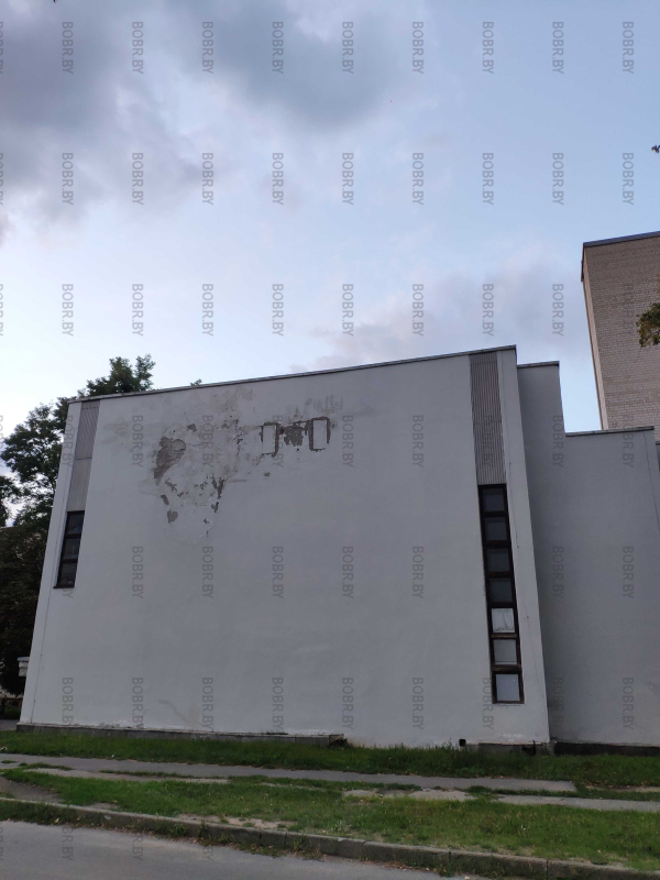 Стена здания МДСК это штукатурка так отвалилось или так и было задумано?