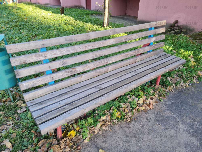 На покраску скамейки, уже  денег не хватило, а то что такая скамейка сгниёт в три раза быстрее, никого не волнует.