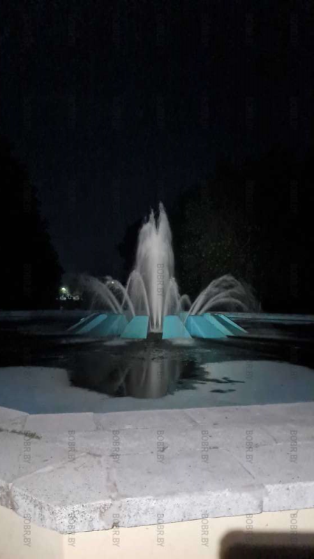 На часах 21:30, а фонтан в парке все еще работает. Хорошо когда в стране много электроэнергии, воды и дураков.
