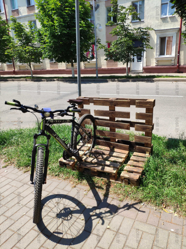 Довольно оригинальная парковка для велосипедов сделанная из двух поддонов