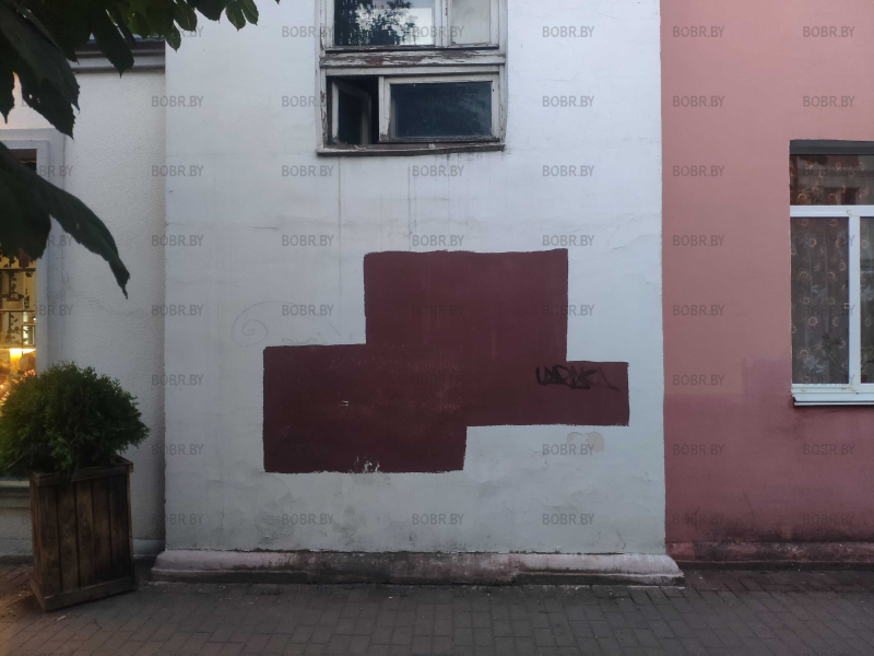 Интересная геометрическая фигура на стене дома. Интересно, что оно обозначает?