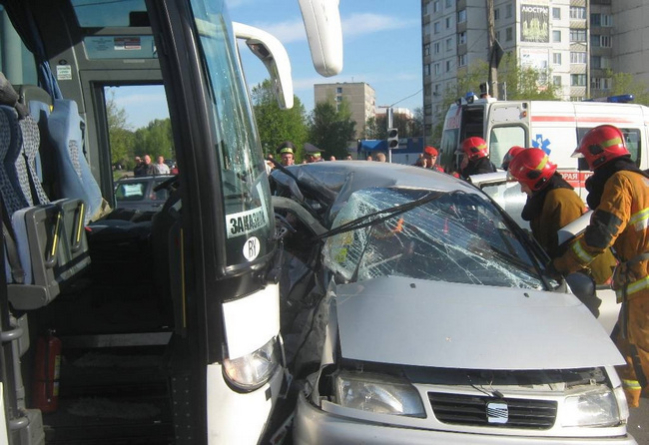 Автобус со школьниками столкнулся с легковым автомобилем