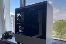 Стильный чёрно-белый игровой компьютер