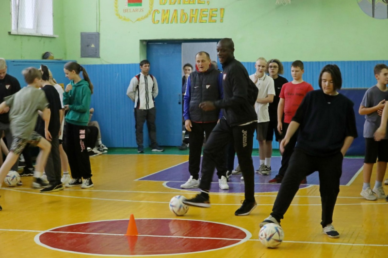 Футболисты Белшины провели урок в гимназии №3