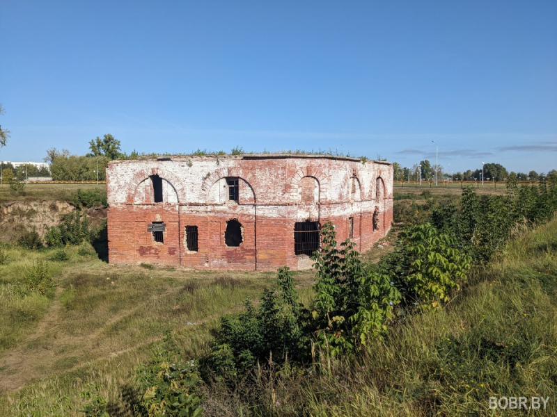 Одно из внушительных зданий Бобруйской крепости пытались продать с аукциона. Покупателя не нашлось