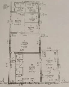 Часть жилого деревянного дома в городе