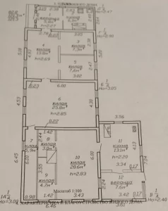 Часть жилого деревянного дома в городе