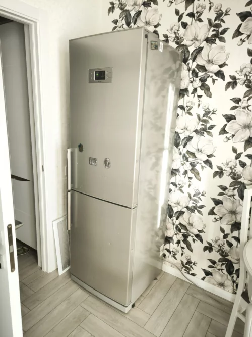 Холодильник LG двухкамерный 650 руб