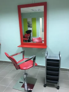 Кресло для парикмахера, зеркало и тумбочку