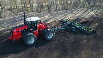 Задержка с ремонтом тракторов в Бобруйском районе потребовала вмешательства КГК