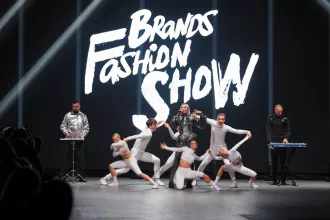 В Минске прошел большой fashion-показ с кутюрными платьями по мотивам смартфонов