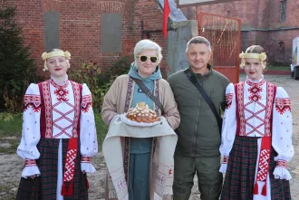 ГАИ Бобруйска встретили съемочную группу сериала о милиции «Слово офицера» с караваем