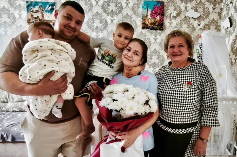 В Бобруйске поздравили многодетную маму Кристину Колтун: цветы, подарки и тёплые слова