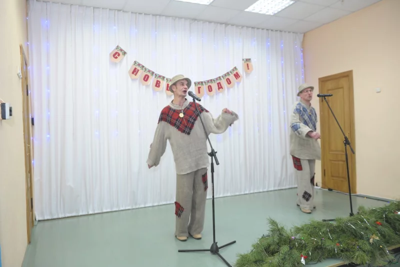 “Ад усёй душы”: пажылых людзей Бабруйскага сацыяльнага пансіяната “Каменка” павіншавалі з навагоднімі святамі