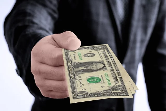 Покупать ли сегодня доллар? Что происходит на субботних торгах