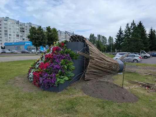Озеленение по-московски. 2-метровая форма с искусственными цветами в Бобруйской крепости. ОБНОВЛЕНО