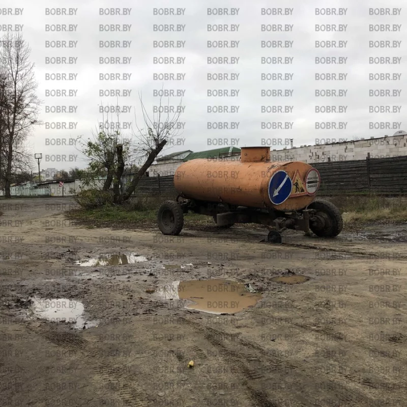 Такое вот «украшение» стоит на ул. Ванцетти
