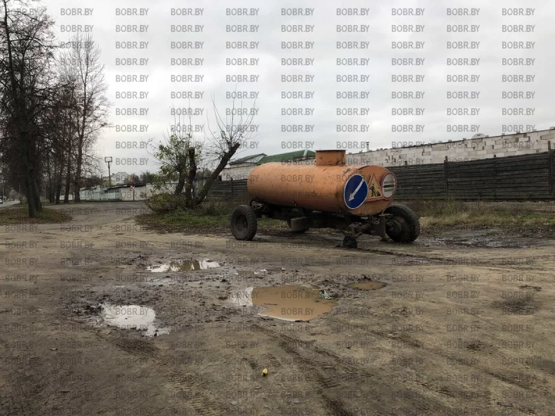 Такое вот «украшение» стоит на ул. Ванцетти