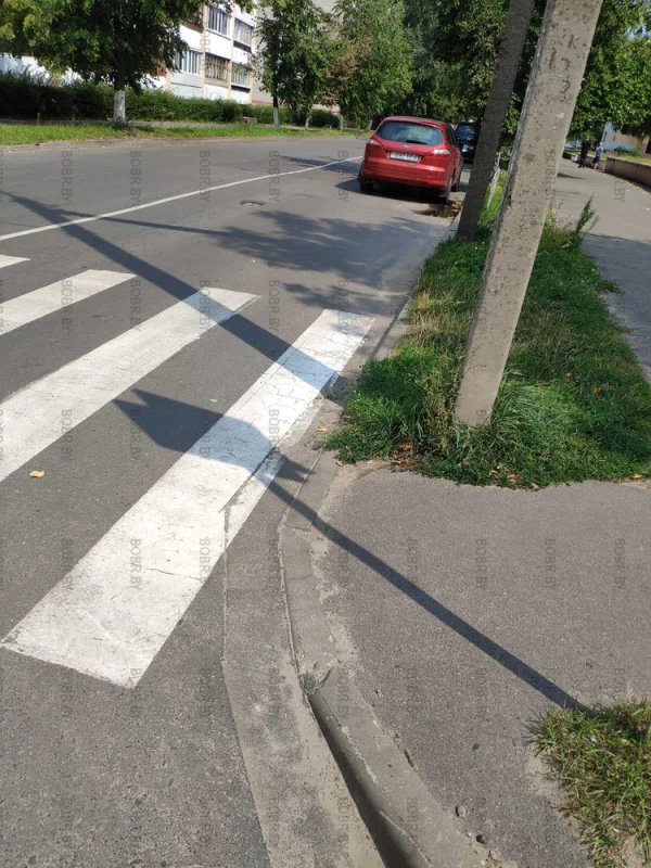 Самый узкий пешеходный переход в городе, наверное только для худых людей.