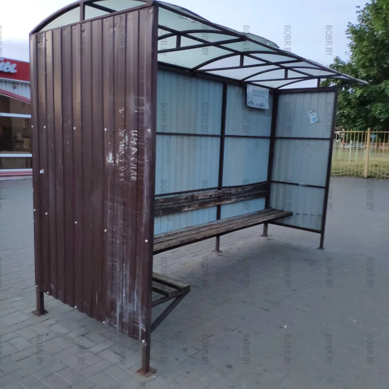 Остановка, по внешнему виду напоминающиая ограждение контейнерной площадки для мусора.
