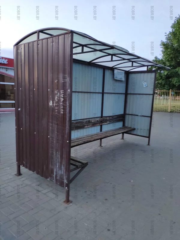 Остановка, по внешнему виду напоминающиая ограждение контейнерной площадки для мусора.