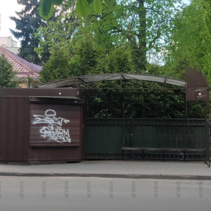Вандальные надписи и незарегистрированные символика на остановочном комплексе