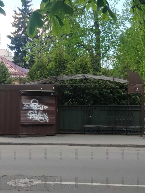 Вандальные надписи и незарегистрированные символика на остановочном комплексе